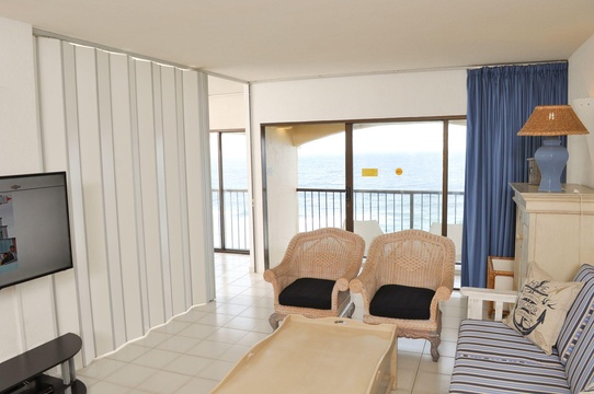 Lounge & Balcony, 802 The Bermudas